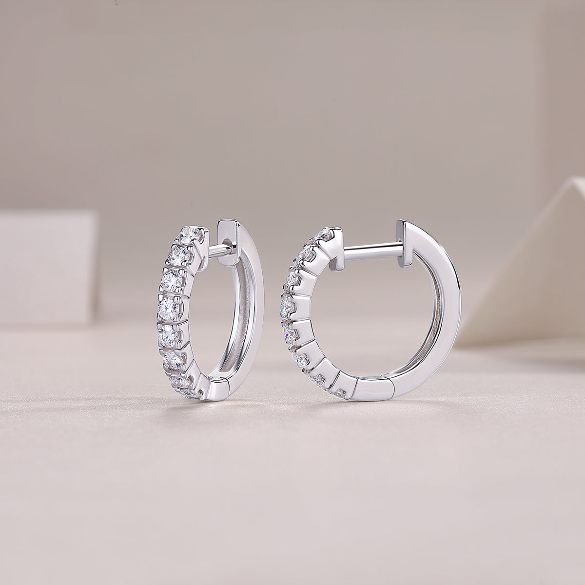 Top-quality Moissanite Luxury And Fashionable Light Luxury Jewelry Silver Stud Earrings S925 Silver Plated Platinum